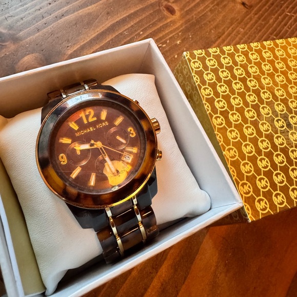 Michael Kors Tortoise & Gold Chronograph Watch 43mm NIB - Picture 8 of 9